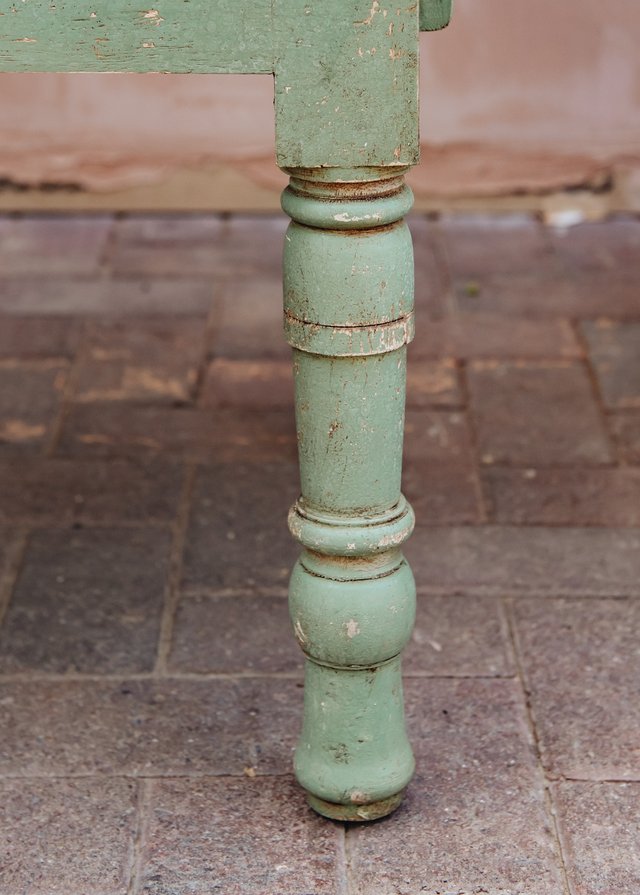 Fiddle Indian Bench in Chartwell Green, Detail